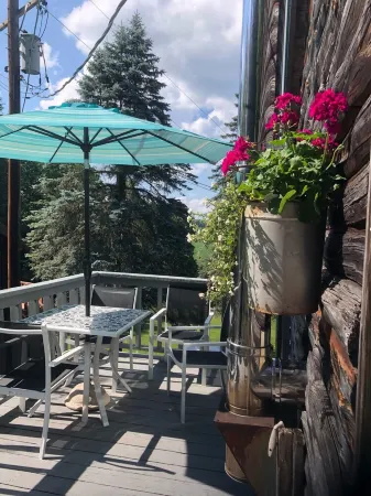 Rustic and charming apartment above detached log garage. 10 mins from<br>A.S.V.