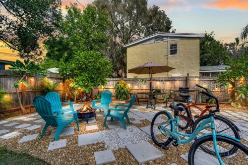 Located near St Pete beaches, downtown Gulfport and short distance to Tampa