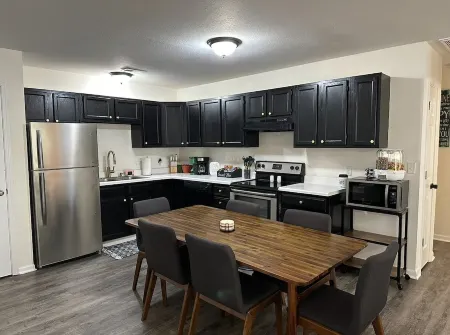 3-bedroom Ranch Duplex in charming Columbia with WiFi, 6 miles to Mizzou Arena