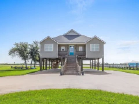 REEL N  REST in Hackberry LA ! Waterfront home with beautiful views . Hotels in Hackberry