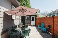 Spotless Modern Steps from the Best Shops and Restaurants. 더 메이즈 앳 더 펌프킨 패치 주변 호텔