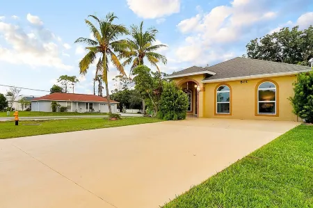 6 Bedrooms 4 baths Dream Pool Home near Vanderbilt Beach Naples Florida