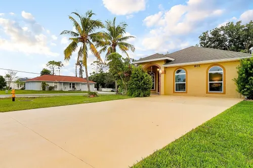 6 Bedrooms 4 baths Dream Pool Home near Vanderbilt Beach Naples Florida