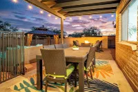 Desert Skies - Beautiful private Tucson home with great mountain views &  pool Hotels in Tanque Verde