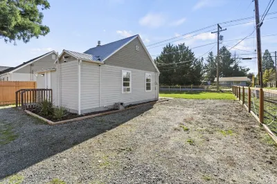 Cozy Cottage in Grants Pass Near River! Hotels near Schroeder Park