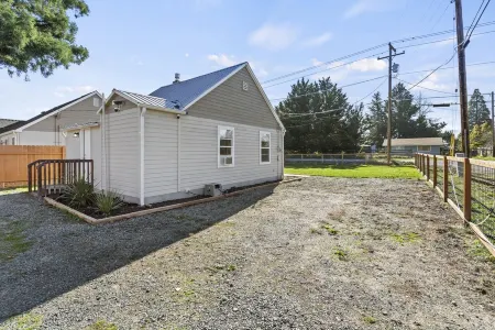 Cozy Cottage in Grants Pass Near River!