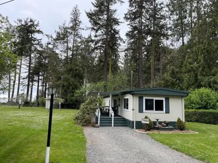 Private Beach Access on private trail offers Seclusion, comfort and intimacy. Отели рядом с достопримечательностью «Нью Дангенесс Лайтхаус»