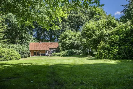 historical house in Heidevillage on the outskirts of forest Отели в г. Натендорф