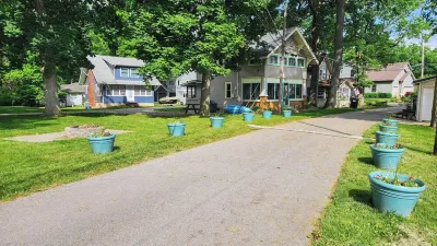Lake George cottage with large lakefront lawn