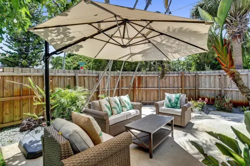 Breeze Garden Mid-Century Modern Apartment