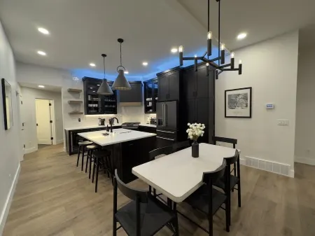 Modern Luxury 3Br Condo Steps Away from Deer Valley Resort w/ Hot Tub, Fireplace