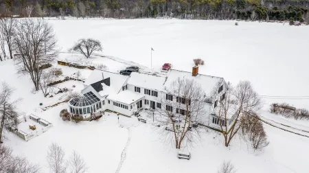 Unit 4 -The Green Room- Abbott Brook Inn