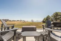 Modern Home on Lake Albert with Hot Tub Hotels in Hamlin County