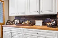 Cozy Mountain Retreat with 3 decks, huge living room, walking distance of shops