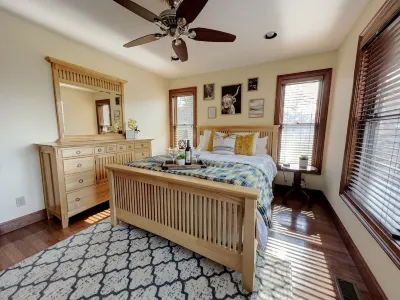 Family Friendly cabin with Mountain views Отели рядом с достопримечательностью «Гамильтон Гарденс эт Лейк Чатудж»