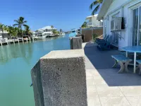 50’ dock on Vaca Cut, deep wide unlimited dockage. Hotels in Marathon