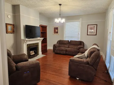 Historic downtown remodeled home Отели в г. Лафайетт