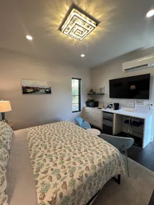 Suite A - 3 minutes walk to Center of Folly Beach, across from beach-1 Room