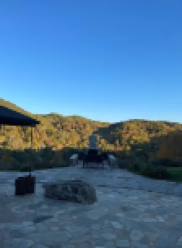 Rustic log cabin~ HOT TUB~ Breathtaking mountian views near Hatley Point