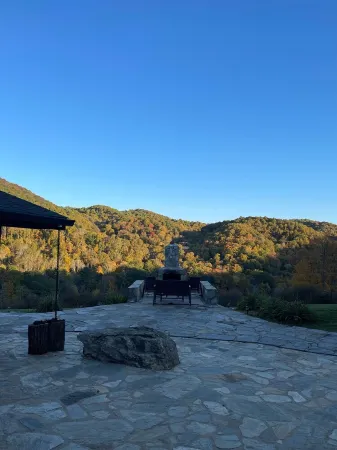 Rustic log cabin~ HOT TUB~ Breathtaking mountian views near Hatley Point