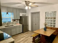 Cute little house within walking distance to food and the beach