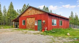 Star-gazing, pet-friendly, remote The Blind Cabin with Hot Tub near Missoula, MT