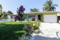 Villa La Verde -Remodeled 4BR Villa, Pool & Guesthouse in Los Angeles Hotels near Warner Center Park