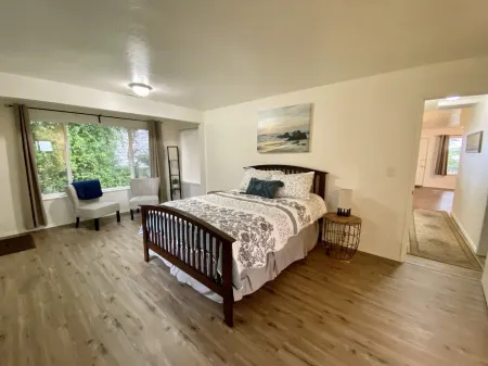 The Peaceful Pelican is close to town and just a 5 min walk to the beach!