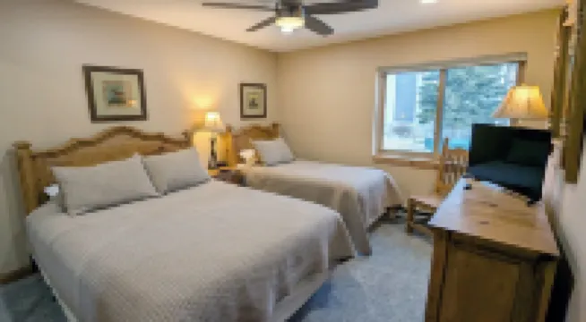 Luxury Condo w/ FREE WiFi, Parking, Heated Pool, Hot Tubs, Skier Shuttles