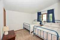 Perfect LakeHome w/ Amazing Views of Big Silver Lake w/ Kayaks Hot tub &Maui Mat