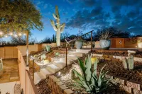 Mtn views, pool, hot tub, fire pit / 2 King suites / game room / modern & luxe