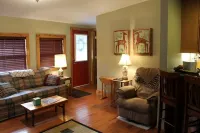 RELAXING MOUNTAIN GET-A-WAY IN HIGHLANDS, NC.  GOOD FOR ALL SEASONS!