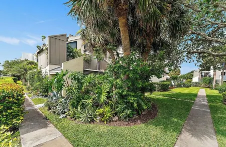 Beachside Modern Wellness Villa with Spacious Patio, Walk to the Beach Отели в г. Юпитер