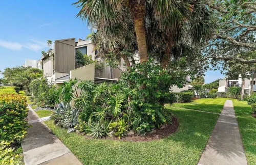 Beachside Modern Wellness Villa with Spacious Patio, Walk to the Beach