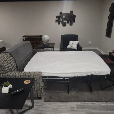 Nice Detatched Garage Studio Apartment Minutes from everything!Private Entrance! Hotels in 