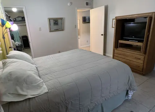 Cheerful Calming Condo Near Clear Lake, NASA, Kemah, League City, and Pasadena.