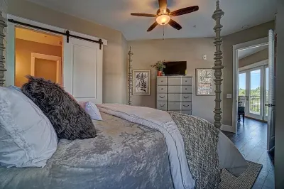 Top floor condo overlooking historic Downtown Blue Ridge!