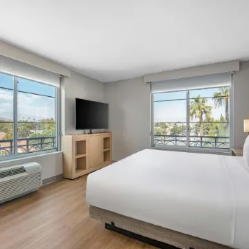 Hyatt Place Riverside Downtown