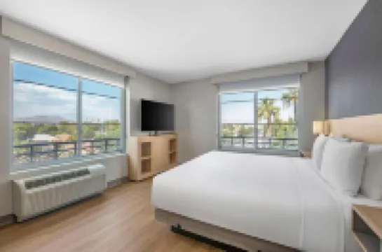 Hyatt Place Riverside Downtown