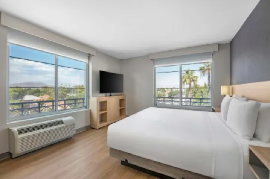 Hyatt Place Riverside Downtown