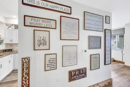 FIRST FLOOR 3/2, GOLF, POOL, TENNIS, BEAUTIFULLY  REMODELED CLOSE TO BEACHES