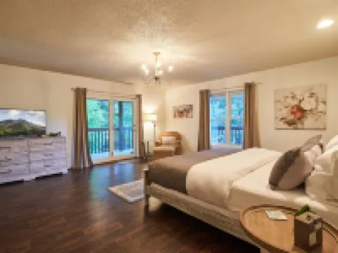 HUGE 5BR, 4.5BA, 3 King Suites, Dog Friendly! Hotels in Watauga