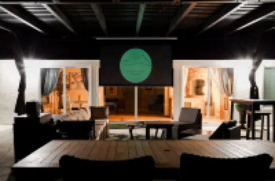 Rainbow Canyon Retreat:  Hot Tub, Fire Pit, Games Room - Sleeps 16+ 彩虹酒店