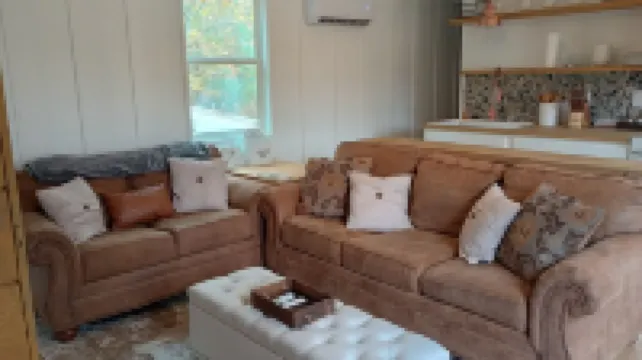 2-Bedroom Tiny Home with full kitchen, laundry, wifi, and beautiful pond views