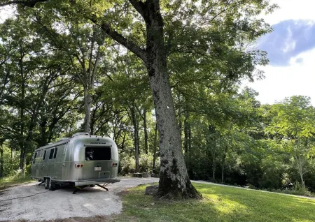 Airstream RV - Close to Nashville, yet tucked away from the bustle Отели в г. Томпсонс Стейшен