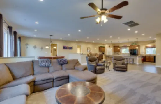 Family Friendly 4000 Sq Ft 5 Bed 5.5 Bath, With Pool And Spa,  3 Miles To Strip