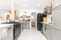 The Quechee Haus: VT Retreat with Outdoor Hot Tub Hotel a Quechee