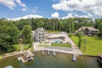 Luxe 8BR Lakefront Home, Private Pool, Hot Tub, Gameroom, Putting Green, Firepit - Bintang 5