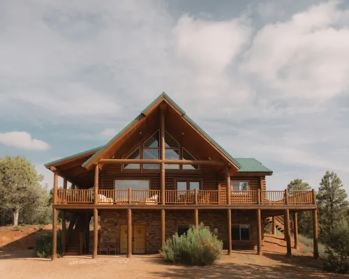 THE ZION CABIN—Log Cabin Just Outside Zion National Park Hotels in Kane County