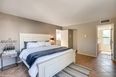 Cozy Modern Farmhouse Retreat: 2BR/ 2B w/Vintage Charm & Stunning Mountain View Speedway附近的飯店